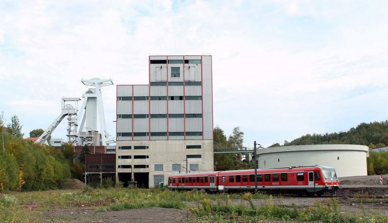 Der IBSE-Sonderzug im Bereich der Grube Göttelborn, zu sehen sind die Fördergerüste: Im Vordergrund Schacht 2, in der Mitte Schacht 3 und im Hintergrund Schacht 4. p001169.jpg