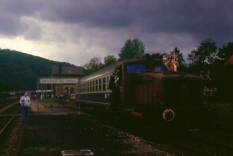 Der 30. September 1991 war letzter Betriebstag der Birkenfelder Eisenbahn. Der Abschiedssonderzug wurde durch die IBSE bestellt, die von der DB einen Bm235 aus Saarbrücken zuführen lies. Die Traktion übernahm die einzige Lok der Birkenfelder Eisenbahn, vom Personal mit einem Sarg geschmückt. Die Aufnahme entstand vor der Abfahrt in Neubrücke (Nahe). p000335.jpg