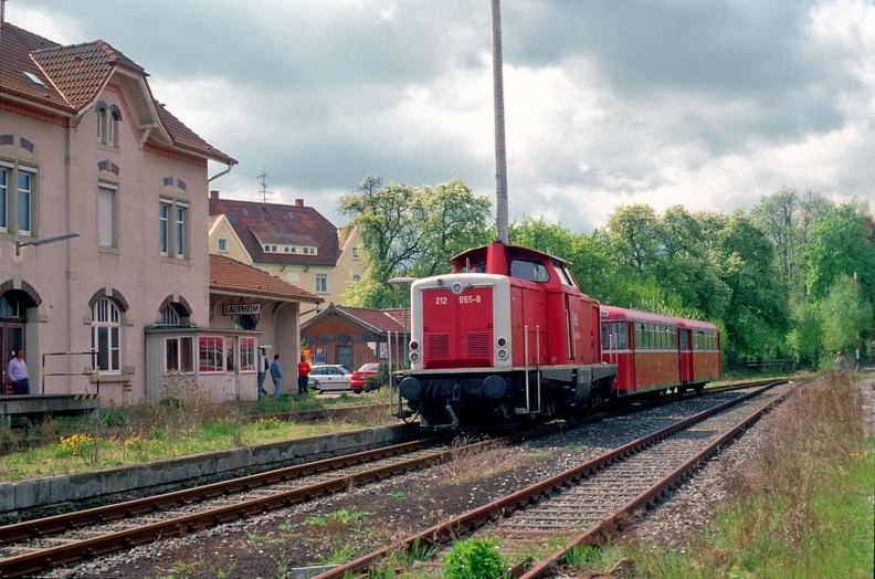 212 055 + 795 240 + 995 019 als IBSE-Sonderzug Güterzugstrecken zwischen der Schwäbischen Alb, dem Bodensee und dem Schwarzwald in Laupheim Stadt p000963.jpg