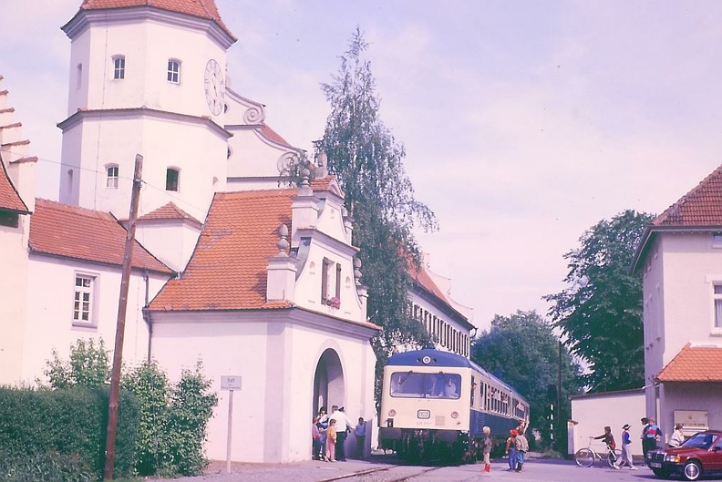 Der IBSE-Sonderzug vor dem Klostertor in Bad Schussenried auf der Fahrt nach Torfwerk. p000633.jpg