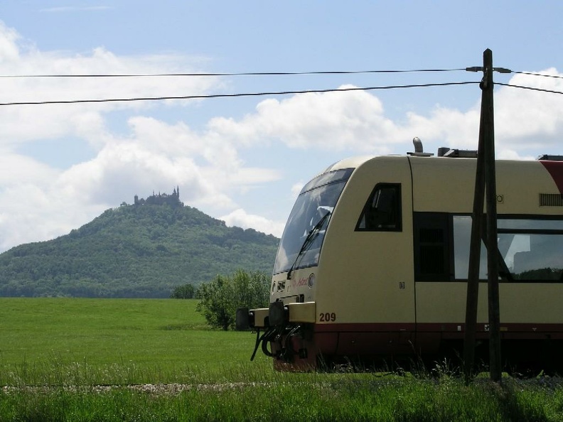 Zwischen Jungingen und Hechingen auf der Strecke der HzL ließ sich der IBSE-Sonderzug am 31.05.2004 vor der Burg Hohenzollern ablichten. p000434.jpg