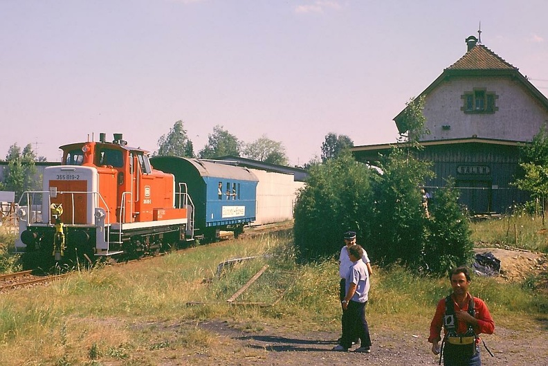 Aus Anlass eines Bahnhofsfestes in Salem organisierten örtliche Eisenbahner Pendelfahrten nach Salem Nord, wobei ein Zugpaar von der IBSE gechartert wurde. 365 819 hat mit ihrem Sonderzug den Endbahnhof Salem Nord erreicht. Das Bahnhofsschild zeigt noch den Namen „Salem“, den der Bahnhof bis zur Umbenennung des Bf Mimmenhausen-Neufnach an der Bodensee-Gürtelbahn in „Salem“ trug. p000299.jpg