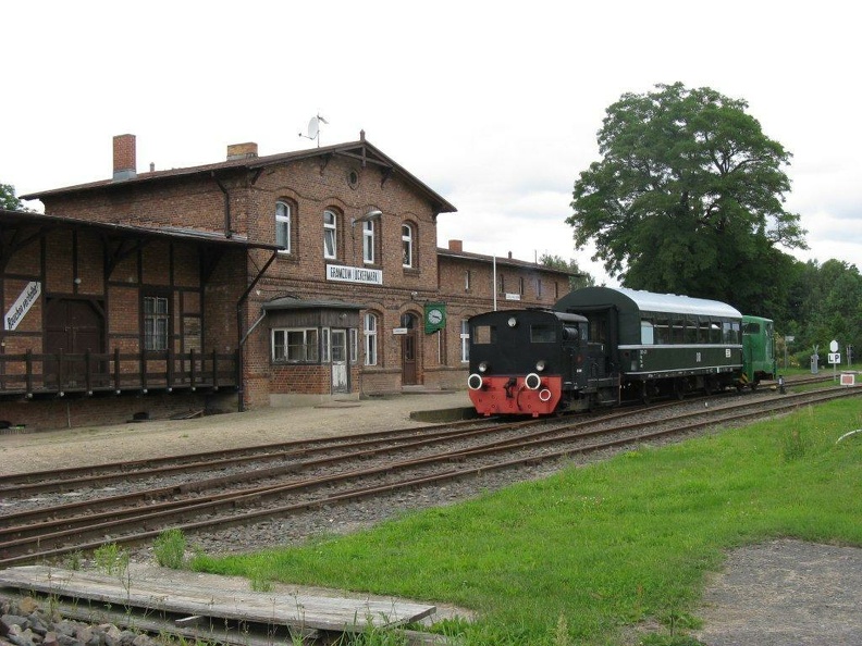 Am 10. August 2012 besuchte die IBSE e. V. die Museumseisenbahn Gramzow. Der Sonderzug war mit V22-01 bespannt, am Zugschluss wurde Kö 5049 mitgeführt. Aufnahme vor der Abfahrt in Gramzow (Uckermark). p000462.jpg