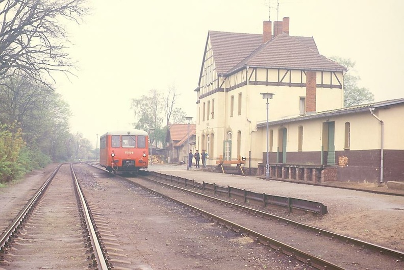 Röbel (Müritz) ist Endpunkt der Strecke aus Ganzlin. 172 172 gelangte als IBSE-Sonderzug am 10.05.1991 hierher. p000326.jpg