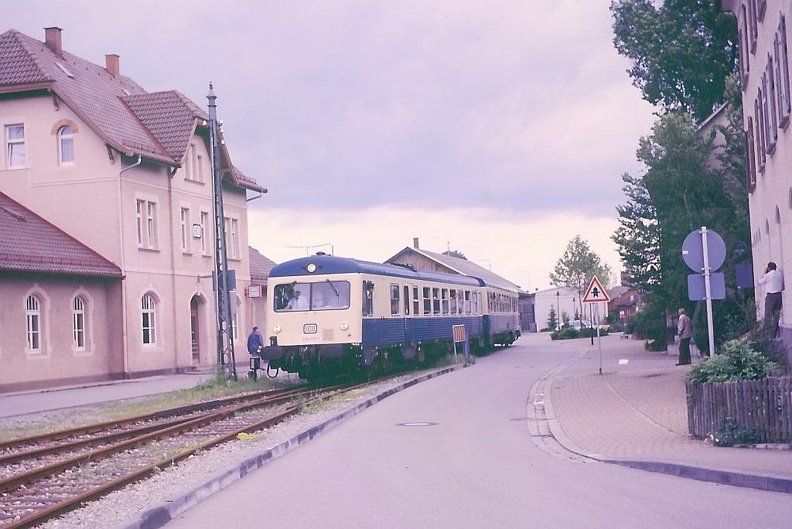 Der IBSE-Sonderzug „Oberschwabenrundfahrt“ wartet auf dem Bahnhofsvorplatz von Meckenbeuren auf Abfahrt in Richtung Tettnang. Links neben dem Sonderzug erinnert ein letzter Oberleitungsmast an die Elektrifizierung der Strecke. p000269.jpg
