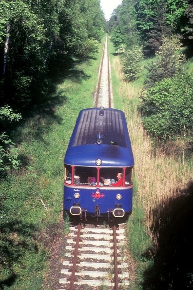 Westlich Germendorf verläuft die Strecke schnurgerade durch den Wald. Gut erkennbar ist der relativ modernisierte Oberbau mit dem die Deutsche Reichsbahn diese Strecke aufgrund ihrer großräumigen Umgehungsfunktion für den Knoten Berlin ausgerüstet hatte. p000546.jpg
